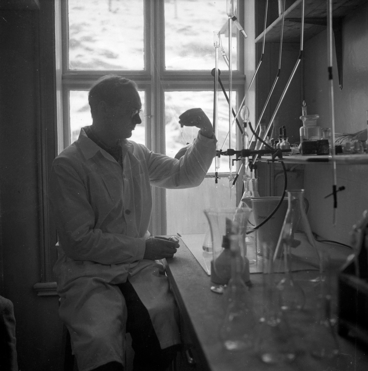 Lysøysund sildoljefabrikk. Kjemiker/laborant Magne Lysø i laboratoriet