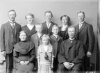 Familjen Dahlstedt har trängt ihop sig för fotografering. Yngsta flickan, Dagmar Linnea, är född 1906 vilket ger oss en datering till omkring 1912. Makarna brukar torpet Gudmunshem på Bulsjö södergårds ägor, och rimligtvis har fotograf Hultgren satt upp en provisorisk bakgrund vid familjens hem.