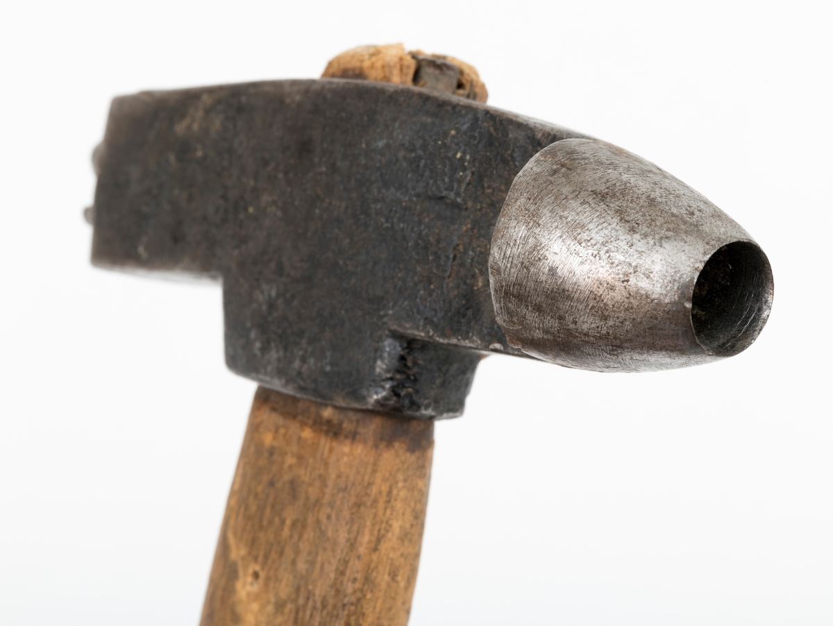Avkortingsøks. Til øks å være, er dette et lite eksemplar med en hammer som er 12,6 centimeter høy og som har rektangulært tverrsnitt. I den ene endeflata er det to speilvendte S-er i opphøyet relieff (cirka 4 millimeter). Disse ble antakelig slått inn i endeveden på tømmerstokkene. I den andre enden av øksehodet er det en utsmidd stålsko som er 2,3 centimeter høy. Økseprofilen ble slått inn i stokkenes yteved, der den etterlot seg et sirkelrundt merke med diameter på cirka 1,2 centimeter (1/2 tomme). Slike merker ble brukt til å markere lengde på avkortinger som ble foretatt i forbindelse med innmåling og annamming av tømmer. Bakgrunnen for slike avkortninger kunne være skader eller feil, for eksempel på grunn av råtepartier eller vekstkrumninger som gjorde deler av stokken verdiløsr i skurlastproduksjonen. 

Øksa har rett 33,1 centimeter langt skaft av ubehandlet ask. I den fremre enden er det innslått en jernkile som skulle bidra til at øksehodet satt godt på skaftet når redskapet var i bruk.

I museets aksesjonsprotokoll har man antatt at de to S-ene er initialene til Steinkjer skogskople, som har overdratt gjenstanden til Norsk Skogbruksmuseum.
