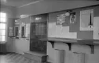 Postfack. Biljettlucka. Interiör från stationen