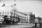 Stockholm Centralstation sedd från gatuplan. Häst dragen spårvagn på väg norrut