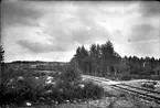 Ostkustbanan, OKB. Utlägging av slipers och räls.
Till höger skymtar semaforen vid Rogsta station på Norra Hälsinglands Järnväg, NHJ.