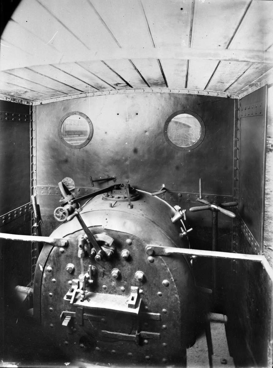 Ånglok, "Fryckstad", spårvidd 1101 mm (1099 mm enligt Katalog över Statens Järnvägars avdelning å Baltiska utställningen i Malmö 1914). Cylinderdiameter 230 mm. Slagets längd 395 mm. Sidoramar utanför hjulen bestående av plåtskodda ekplankor (Katalog över Statens Järnvägars avdelning å Baltiska utställningen i Malmö 1914).