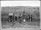 Gruppfoto taget under byggnation av verkstad, okänd ort.