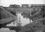 Södra Dalarnes Järnväg, SDJ lok 9 med persontåg på bron över Nåsån.
Linjen mellan Djuphällen och Hedemora.