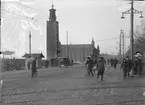 Stadshuset sett från Tegelbacken. I förgrunden spårvagnsspår, vid järnvägsbommarna korsar spåret från Stockholms Central Tegelbacken och fortsätter över Riddarholmsbro mot Riddarholmen.