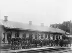 Järnvägsstationation med personal i Mjölby.
Vid järnvägsspåret mellan Linköping - Mjölby - Tranås.
Stationsplatsen öppnad för järnvägstrafik 1906