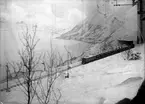 Statens Järnvägar deltog i den internationella utställningen för turism och vattenkraft i Grenoble 1925 med bland annat en modelljärnväg.
Ellok, godsvagnar, kontaktledning, järnväg, kraftledning och tunnel och snö går att se på denna modellbild.













Svenska SJ deltog i världsutställningen i Grenoble med bland annat en modelljärnväg.
Ellok, godsvagnar, kontaktledning , järnväg, kraftledning och tunnel
och snö går att se på denna modellbild.