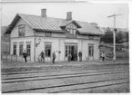 Stationshuset i Kinna. På plattformen längst fram Kinnas förste stationsinspektor Greve Sparre.