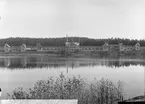 Vy över Södertälje Verkstäders fabrik.
Grundat 1897 Södertälje Verkstäder tillverkade och levererade en rad olika produket med allt från järnvägsvagnar, elektriska signalsställverk och även flygplan. Företaget gick ihop med 1917 med Fredrik Hirschs maskiner och Söderhamns Nya Verkstads AB för att bilda AB Svenska maskinverken.