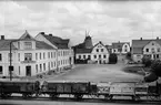 Kristianstad - Hässleholm Järnväg, CHJ Im 793 och Malmö - Limhamn Järnväg, MLJ J 115 vid torget i Gärsnäs.