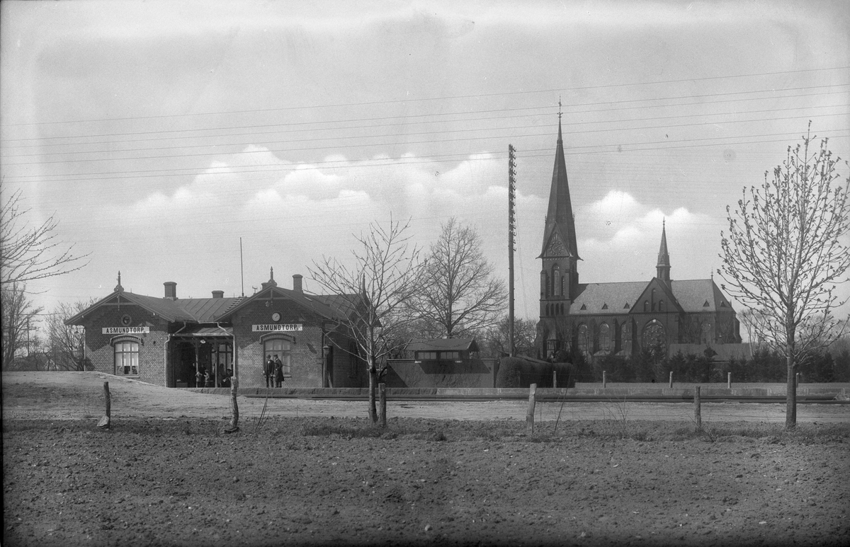 Asmundtorp, stationen och kyrkan.