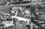 Flygfoto över stationen i Insjön. Framför spårområdet syns Clas Ohlssons kontorsbyggnad.