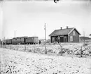 Järnvägsstationen i Lundsbrunn. Mariestad - Kinnekulle Järnväg, MKJ-tåg.