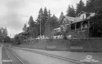 Vistakulle station. Byggnaden på bilden var det ursprungliga stationshuset, men byggdes 1901 om till Vistakulles Turisthotell. Man byggde då istället en ny mindre station, till vänster och utanför bild om fotografen.