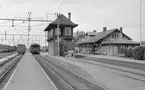 Visalanda station. I mitten av bilden står ett ställverkshus i tegel och trä.