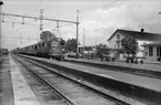 Vislanda station. Statens Järnvägar, SJ F 630 med snälltåg. På plattformen står tomma bagagevagnar