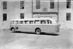 Okänd buss, Slottet i bakgrunden. Karossen tillverkad av Aktiebolaget Svenska Järnvägsverkstäderna, ASJ. Leveransfoto.
