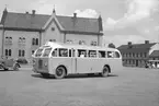 Volvo B 10-buss. Fotograferad på torget vid stadshuset i Linköping före leverans till G Höijs Bilfirma, Vänersborg. Karossen tillverkad av Aktiebolaget Svenska Järnvägsverkstäderna, ASJ.