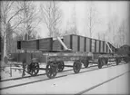 Bergslagernas Järnväg, BJ Km 1960. GDJ NNsl 3932. Svängelvagnar som användes vid transport av långa balkar.