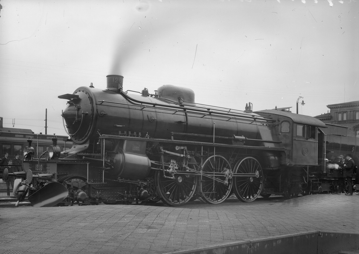 Ånglok F 1200.
Tillverkningsnummer: NH 1020. Överhettare W. Schmidts patent.
Längd: 21,3 m
Vikt: 142 ton
Höjd på drivhjulen: 1880 mm
Högsta tillåtna hastighet: 90 km/h framåt och 60 km/h bakåt
Effekt: 1550 hk
Kolförråd: 6,5 ton
Vattenförråd: 25 kbm

Se även F 1202, Jvm 20813.