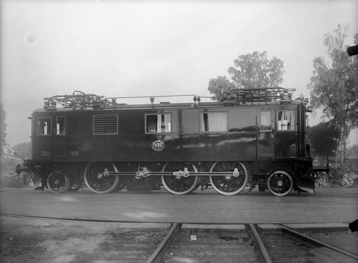 Ellok SJ Dk nr 432
F.d. littera Du, Du2.
Renoverad och delvis återställt till utförande som Dk i 1950-talsutförande. Universallok av den första standardtypen med nitad stålkorg. Nitad hytt, typiskt brunlok och lådformigt som de flesta ellok, men i ganska gott skick. Delvis återställt och ommålat. Utrustat med ATC sedan det kom till museet.