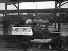 En av Göteborgs Handels- och Sjöfartstidningens motordressiner som användes för tidningsdistribution. Här lastas den med tidningar inne på Göteborgs station.