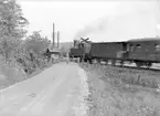 LyJ-tåg vid vägkorsning.  Lysekils Järnvägar trafikerade sträckan Lysekil Smedberg.