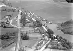 Flygfoto över stationen och samhellet.