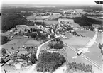 Flygfoto över stationen
Trafikplats anlagd 1897. Envånings putsad stationsbyggnad byggd i vinkel. Bostadslägenheten moderniserades 1944 och expeditionslokalerna 1949