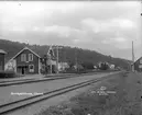 T semafor
Station öppnad 27.9.1894. Stationshus med två våningar i trä. Nedlagd 31.10.1959. Stationshuset kvar 1988, men kraftigt ombyggt. När VbÄJ,(Varberg - Ätran Järnväg)  anslöt 1911 uppfördes ett järnvägshotell .Station anlagd 1896. En- och en halvvånings stationshus i trä.