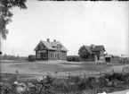 Stationen
Trafikplats anlagd 1900. Stationshuset brann 1914 och stationen flyttades i samband därmed till dåvarande järnvägsrestaurangens lokaler. I nuvarande skick har stationen varit sedan 1922. En och en halv våning i trä. 1938 omändrades 2 kl väntsal till bostadslägenhet