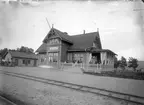 Järnvägsrestaurang
Trafikplats anlagd 1900. Stationshuset brann 1914 och stationen flyttades i samband därmed till dåvarande järnvägsrestaurangens lokaler. I nuvarande skick har stationen varit sedan 1922. En och en halv våning i trä. 1938 omändrades 2 kl väntsal till bostadslägenhet