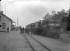 HLJ lok 3 med tåg, (Lidköping - Håkantorp Järnväg)
Station anlagd 1877. Stationshuset (en och en halv våning i trä) tillbyggt 1943 och samtidigt moderniserades bostadslägenheten . Öppnad 1877. Järpås samhälles tre första hus var stationshuset, godsmagasinet och banvaktstugan