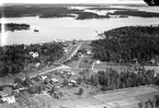 Flygfoto över stationen
Station öppnad 2/1 1878, lastplats fr 17/6 1974. 1989-09-04 öppnades färetrafik fr Hargshamn t Nystad, Finnland . Nuvarande stationshus uppfördes 1909 (två våningar i trä). Bangården utbyggdes 1915 och 1935 . Det tidigare stationshuset ändrades till boställshus för personal