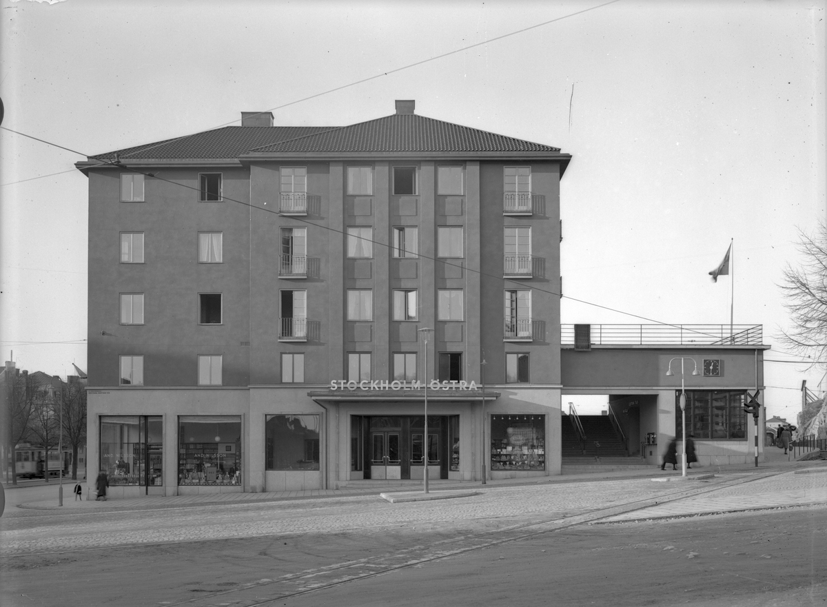 Stationen började anläggas 1884 och året därpå kunde en provisorisk stationsbyggnad i trä tas i bruk. Vid denna tid fanns även godsmagasin och lokstall. 1915-16 blev det skilda bangårdar för el- och ångtrafik. (eldriften två spår på bangårdens östra sida). 1918 nytt ställverk med signalsäkerhetsanläggning. 7/10 1932 öppnades den nya stationen. Nytt elektriskt ställverk togs i bruk 22/7 1941. Lokstall byggt 1886