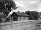 T semafor
Stationen anlades 1874. En större ombyggnad ägde rum 1926, och för några år sedan omändrades och moderniserades lägenheten. Poststation. Stationshus i trä i en och en halv våning