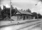 Stationen anlades 1874 och har senare tillbyggts och moderniserats. Bangården har utbyggts med ett spår. Stationshus i trä i en och en halv våning