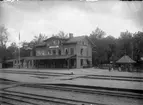 Stationen uppfördes 1874. Expeditionslokalerna och väntsalen ha moderniserats och renoverats på senare år. Vidare har bangården utbyggts. Tvåvånings stationshus i tegel