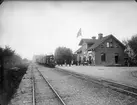 Stationen anlades 1887 och ombyggnad skedde av vissa lokaler 1946-47. Magasinet ombyggdes 1947. Bangården utbyggdes 1945 med ett rundspår. Stationshus i tegel, en och en halv våning 
FWÖJ lok 2 , (Fågelsta - Vadstena - Ödeshög Järnväg )