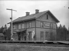 T semafor
Stationen anlagd 1895. Tvåvånings stationshus i trä.