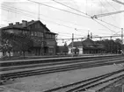 Första stationshuset av trä, Gnestatypen, tillbyggdes några gånger, men blev för trångt .Det flyttades då till Skebokvarn. Istället byggdes ett större envånings stenhus 1892. Mittpartiet medgav en hög och prydlig vestibul, och allt inrättades så tidsenligt som möjligt. Det breda skärmtaket är av järn och glas.Stationshuset har moderniserats 1924 o 1936.