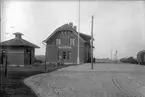 Trafikplats anlagd 1905. Stationshus i två våningar i sten. Byggnaden moderniserad 1937