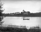 Tvåvånings stationshus i trä efter Olskrokens modell. Expeditionsställe anlagt 1875. 1946 moderniserades stationshuset. Bangården utbyggdes till nuvarande storlek 1921-24. Ställverket ombyggdes 1926. Kimstad och Norsholm är sammanslagna till en 2 kl station med stins i Norsholm Station 1.10.1885