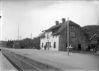 SJ-stationen anlades 1905.Stationshuset, i två våningar i sten, moderniserades 1936.