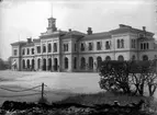 Större stationshus i sten, tvåvånings, rappat och putsat, samt fyrspårig banhall. Huset invigdes 2/7 1866. Banhallen riven 1899.Stationen omb. 1919,  K-märkt 1986. Stationen öppnad 3 juli 1866. Banhall m tre spår. På bangården ett godsmagasin av trä samt lokomotivstall av sten.1900 tillkom nya ranger- och uppställningsspår, godsmagasinet förlängdes ytterligare och en särskild godsexpedition uppfördes. 1930 tillkom fem nya spår på rangerbangården och 1933 kompletterades spårsystemet på personbangården.Godsmagasinet brinner ner, 8(?) februari 1995.