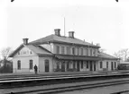 Stationen anlades 1873. Stationsbyggnaden ombyggdes 1935. Då tillkom manskapsrum i stationshusets södra ände. Mekaniskt ställverk anlades 1926 och utökades 1947, då också samtliga semaforer utbyttes mot huvudljussignaler. Bangården fick 1925 två nya spår samt ett utdragsspår