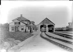 Stationen. Vagnshall
Banhall fanns från 1881. Överbyggnaden till vändskivan ritat av överdirektören H Elworth. Strax öster om stationen finns den högsta punkten på det svenska järnvägsnätet, 601 m ö h . Stationen anlades 1880. Tåghallen, till skydd emot snön, byggdes 1882. Järnvägsbostäderna äro moderna. Tvåvånings stationshus i trä