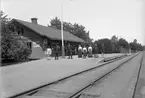 Litet envånings stationshus i sten, liknande Gistadtypen. Stationen slopad 1995-01-15  Stationen anlagd 1873. En- och enhalvvånings stationshus i tegel. Lokalerna ändrade 1918. . Hållplats öppnad för allmän trafik 11.5.1874