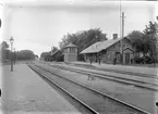 Hette från början Gunnarp. Litet stationshus i trä från 1874. Påbyggt med en våning 1917 .Nedlagd 1979